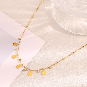 Détail de la chaîne plaquée or 18 carats avec breloques goutte et pierres de zircon