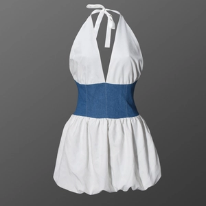 Détail d'une robe dos nu avec corset en jean bleu et jupe blanche style bulle