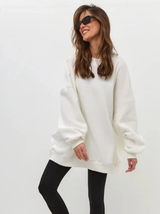 Minimalist oversized white crewneck sweatshirt with drop shoulder in a casual chic style