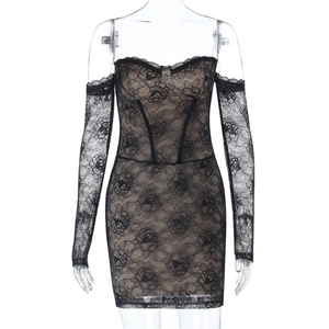 Détail de la robe courte en dentelle noire à épaules dénudées avec broderie florale