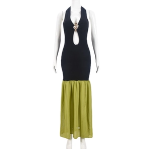 Detail der schlangenförmigen Goldverzierung am schwarz-grünen Cut-out-Midikleid