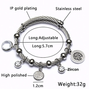 Vue détaillée du bracelet multi-breloques en acier inoxydable avec zircon et arbre