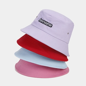Pile de bobs colorés en coton avec broderie Awesome et œillets de ventilation
