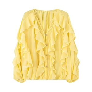 Camicia gialla in chiffon con scollo a V, balze a strati e maniche lunghe su sfondo bianco