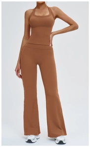 Completo yoga marrone con top allacciato al collo e leggings a zampa in studio