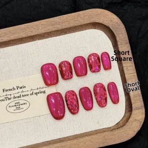 Donker magenta cat-eye press-on nagels in korte vierkante en korte ovale vormen op display