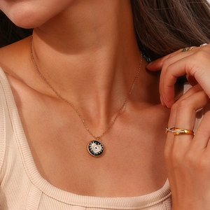 Collier chic en or avec pendentif coeur et émail porté par un mannequin en lumière