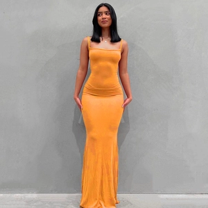 Detalle del vestido largo naranja ajustado con tirantes finos y tejido de punto elástico