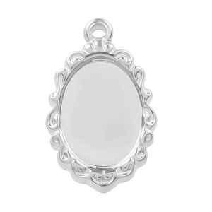 Vue macro d'un support de pendentif ovale en acier argenté avec bords filigranés