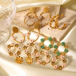 Boucles d'oreilles créoles fleurs en acier doré 18K avec perles et perles colorées