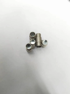 Gros plan de fermoirs magnétiques mats en acier pour connecteurs de collier en cuir