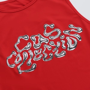 Gros plan du débardeur rouge avec impression CAS COLLECTID style métal liquide