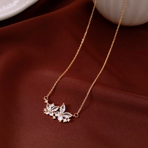 Dettaglio della collana con ciondolo a farfalla placcata oro 18K su seta rossa