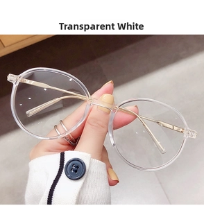 Detailansicht runder, transparent-weißer Brillenrahmen mit schmalen goldfarbenen Metallbügeln