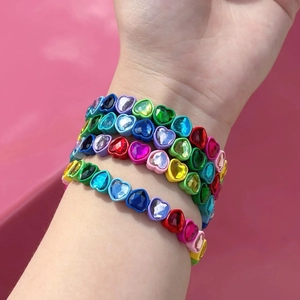 Pulseras elásticas de cristal en forma de corazón con colores Macaron en una muñeca