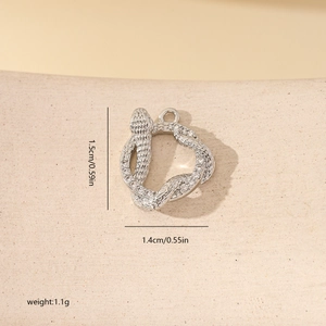 Pendentif serpent argenté avec zircons montrant les dimensions précises et le poids