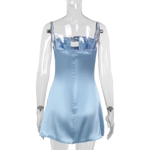 Détail du dos de la robe en satin bleu clair avec bretelles et fermeture éclair précise