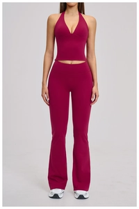 Détail du pantalon de yoga évasé bordeaux à taille haute et ensemble de soutien-gorge