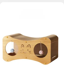 Détail de la maison pour chat double couche en carton avec finition bois et balles de jeu