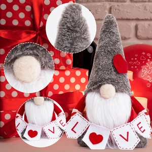 Détail du nain de la Saint-Valentin avec bannière LOVE et bonnet en feutre à cœur