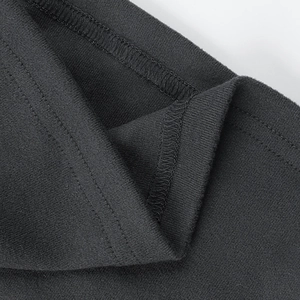 Vue macro des détails de couture plate sur une robe en maille noire de qualité