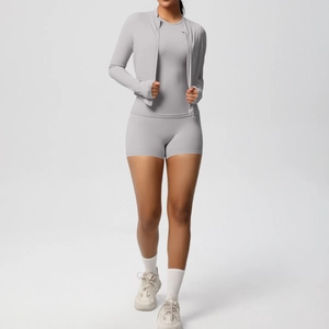 Ensemble de yoga gris clair 3 pièces avec veste cintrée, débardeur et short taille haute