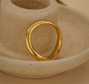 Macro shot of gold-plated S925 sterling silver ring with irregular fluid design