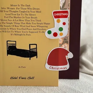 Lot de stickers de Noël chaussette et bonnet sur un livre pour décoration de fête