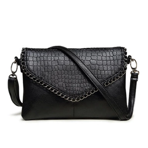 Sac à bandoulière enveloppe noir avec motif crocodile et bordure en chaîne métallique