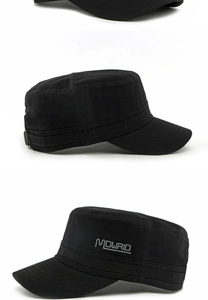 Detalle de gorra militar MOWRID negra de algodón con bordado lateral y costuras visera