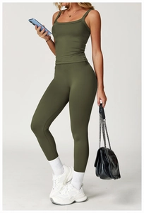 Détail d'un ensemble de yoga vert foncé avec legging taille haute et débardeur ajusté