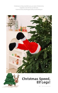 Detail von plüschigen Weihnachtsmann-Beinen am Weihnachtsbaum für festliche Dekoration
