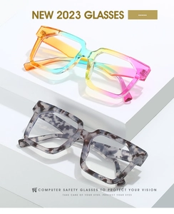 Detail von quadratischen Computerbrillen mit Regenbogenverlauf und Tortoise-Dickrahmen