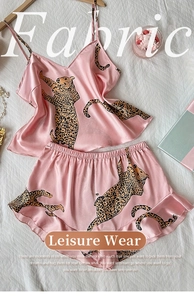 Vista piatta di set pigiama in raso rosa leopardato con dettagli in trama di seta lucida