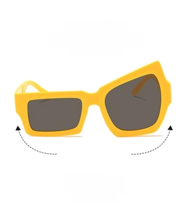 Détail des lunettes de soleil jaunes asymétriques avec verres UV gris foncé