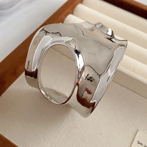 Gros plan de la bague irrégulière en argent au fini miroir effet métal liquide