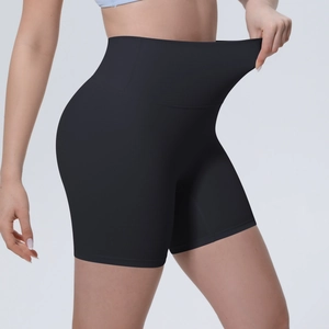 Gros plan du short de yoga noir taille haute montrant l'élasticité supérieure du tissu