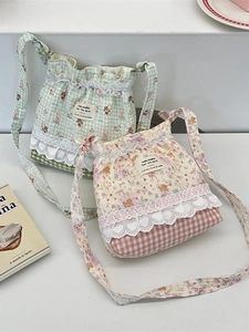 Quilted floral crossbody bag with cute bear patterns and lace trim in Zakka style