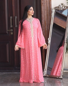 Robe maxi rose de style ethnique avec motifs dorés et broderie au décolleté