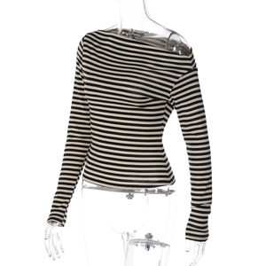 Détail du haut rayé à manches longues avec encolure asymétrique et texture en tricot