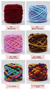 Vista dettagliata di sei gomitoli di lana ciniglia spessa multicolore per maglia DIY