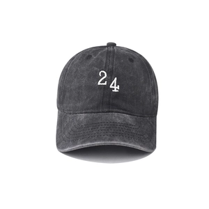 Détail de la casquette vintage en coton noir délavé avec broderie du chiffre 24 blanc
