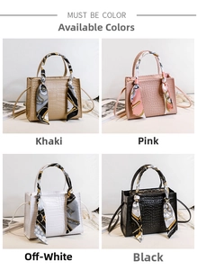 Détail de quatre sacs à main élégants motif crocodile avec foulards en soie colorés