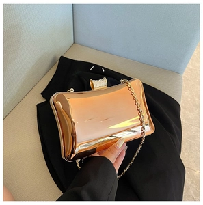 Detailansicht der gold verspiegelten Abendtasche mit funkelndem Strassverschluss und Kette