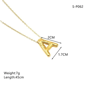 Détail du pendentif lettre A plaqué or 18k avec texture bambou et chaîne de 45cm de long
