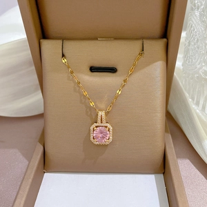 Detailansicht der quadratischen Goldkette mit rosa Edelsteinanhänger in Schmuckschatulle