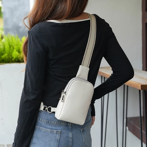Sac de poitrine en cuir PU blanc souple avec bandoulière rayée pour homme et femme