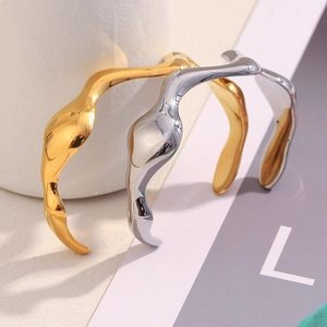 Polished 18K gold and silver plated stainless steel wavy open bangles set