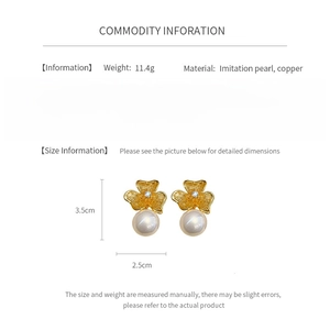 Detailed spec sheet of clover pearl earrings featuring size dimensions and weight info