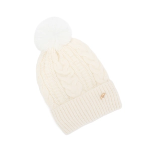 Détail de maille torsadée et pompon blanc sur bonnet d'hiver crème avec pendentif doré